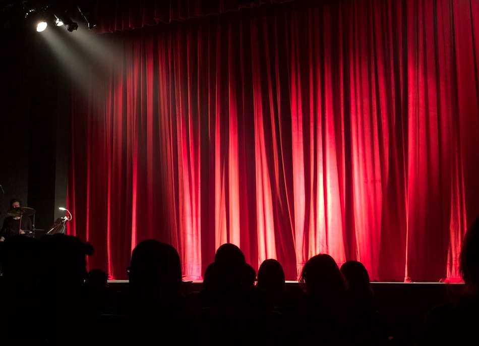 大量人群聚集体现了社会认同效应