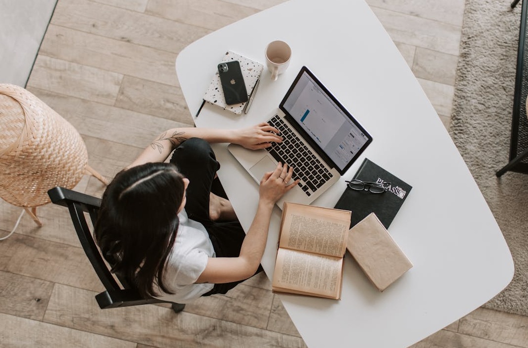 一名女性在分析Instagram数据增长图表