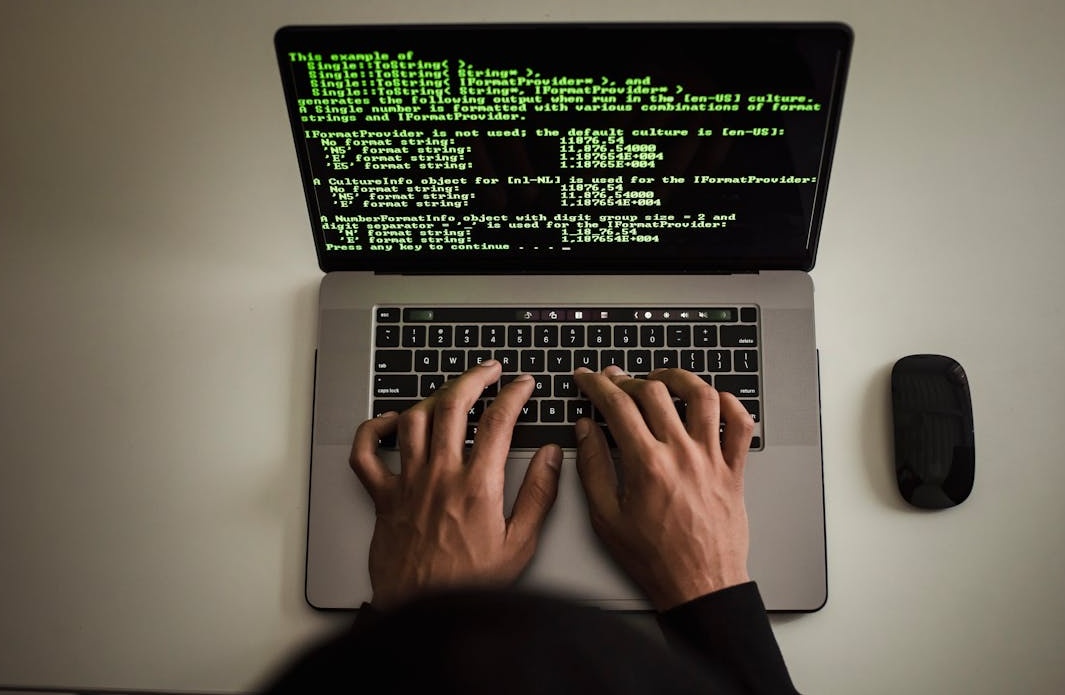 代表网络安全的盾牌和锁图标