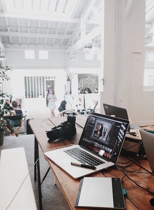 一部手机屏幕上显示的Instagram数据分析与增长图表