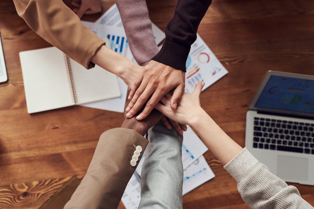 一个团队在白板前制定社交媒体增长战略