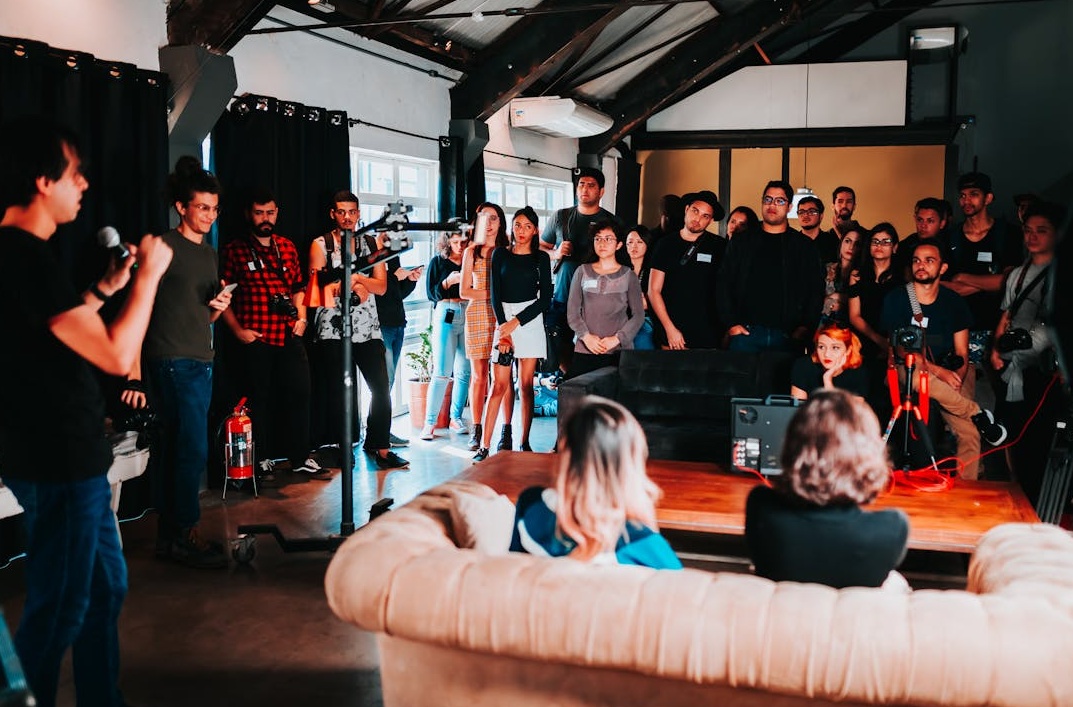 人群聚集在一个充满活力的社交活动中，象征着社群的建立和互动