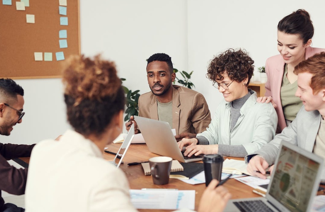 利用精准评论策略构建高粘性的YouTube社区