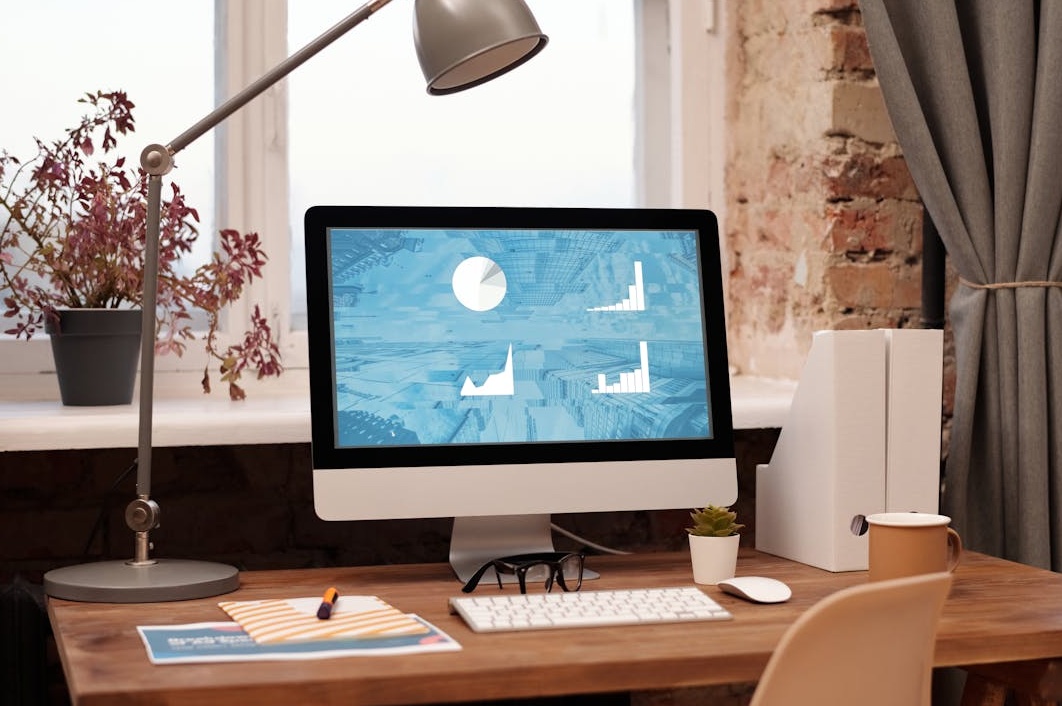 一名营销专家正在分析社交媒体增长数据图表