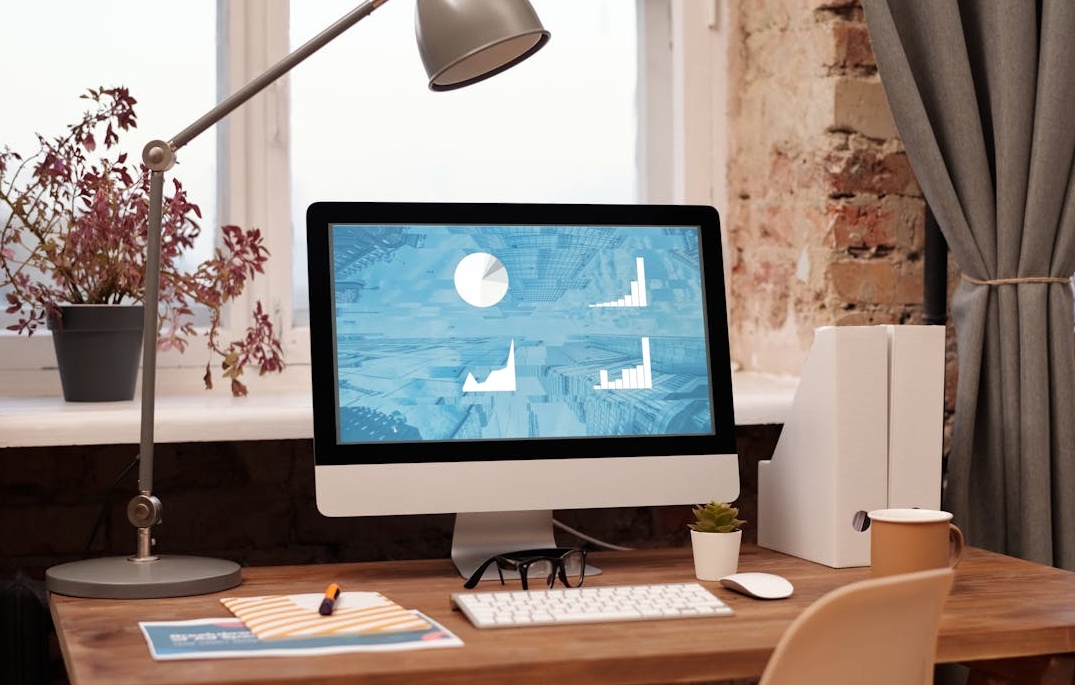 一个团队在进行内容策略规划和头脑风暴