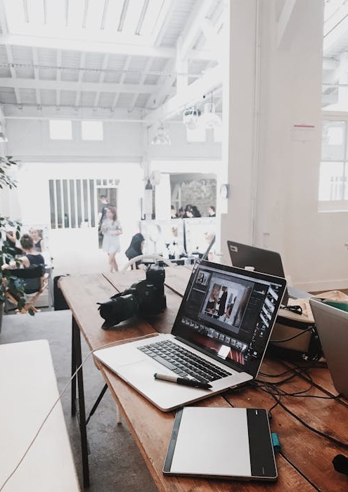 一部手机屏幕上显示着Twitter界面和许多点赞的爱心通知气泡