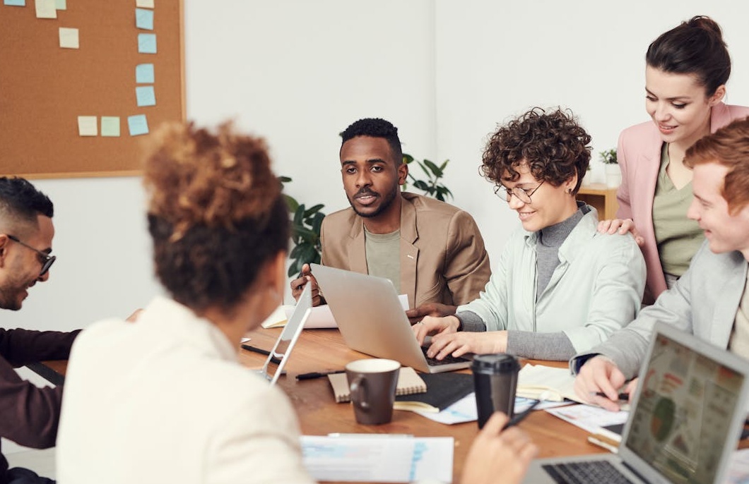 一个团队在电脑屏幕前讨论社交媒体增长策略