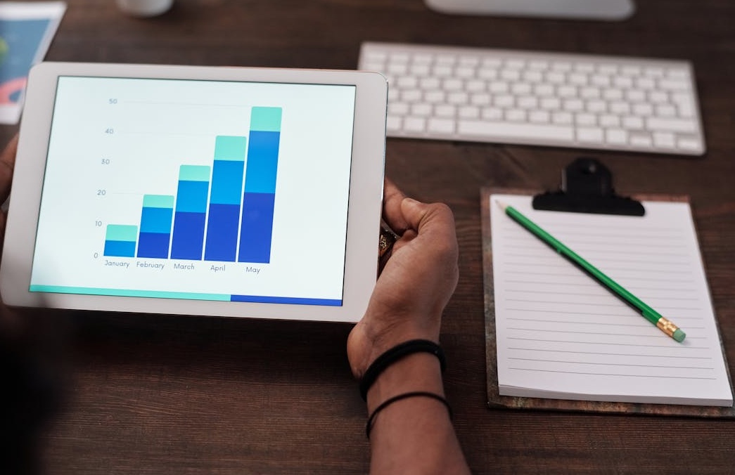 一名营销专家正在分析Facebook社群的增长数据图表