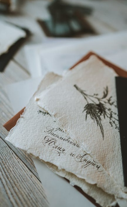 一个人在笔记本电脑上进行安全的在线支付