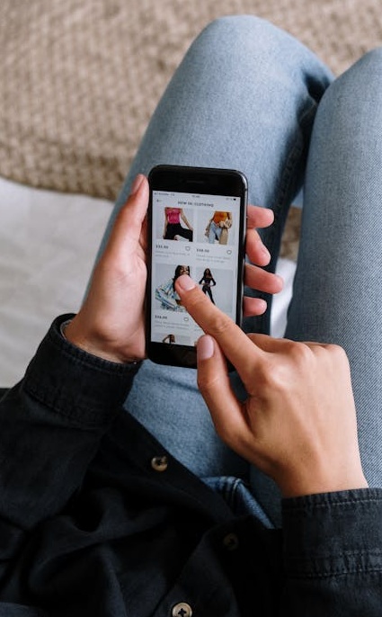 复杂的代码和数据流，象征着2025年YouTube推荐算法