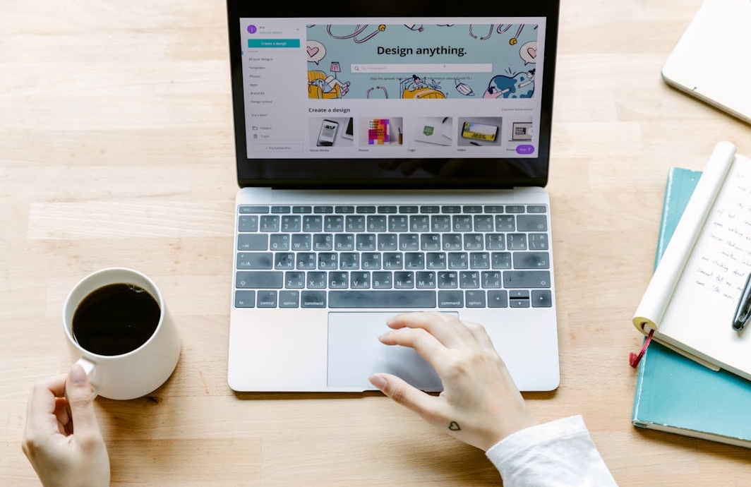 移动设备上的YouTube视频获得大量点赞和评论，体现了刷油管浏览量带来的社交认同