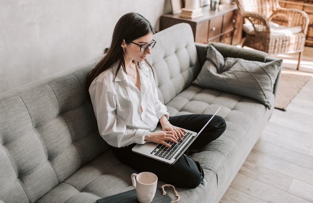 一位内容创作者正在为Instagram制作视频