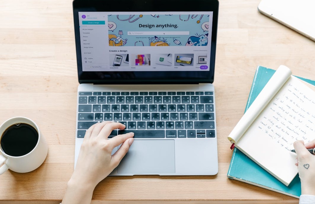 创作者正在电脑前分析YouTube频道数据和增长策略