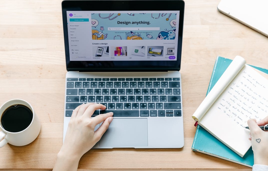 创作者在笔记本电脑上分析YouTube频道数据