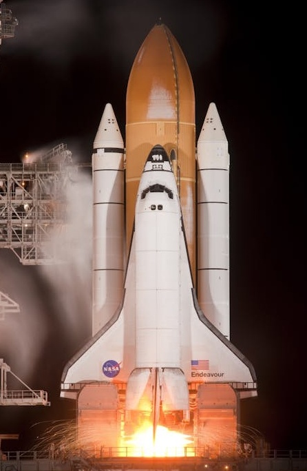 代表增长加速和策略的火箭发射图像