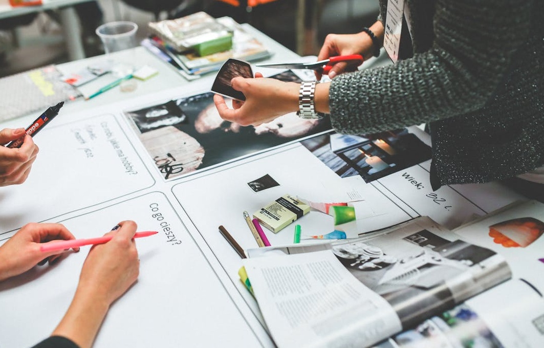 一个人在做清单，代表着购买Facebook粉丝的战略计划