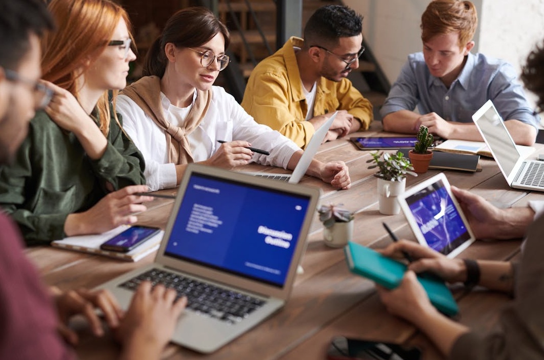 一个团队正在白板前规划YouTube营销增长策略