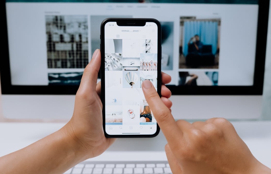 数据分析仪表盘，展示用户增长和互动数据