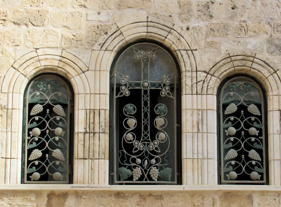 显示增长曲线和Facebook标志的数字分析图表,代表社交媒体营销效果和精准浏览量增长