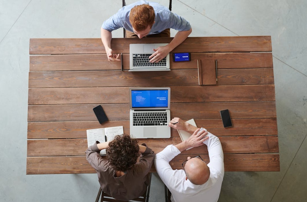 一群人围坐桌前讨论营销策略和数据,体现购买脸书精准浏览量的战略部署