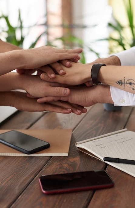 团队在进行社交媒体战略规划