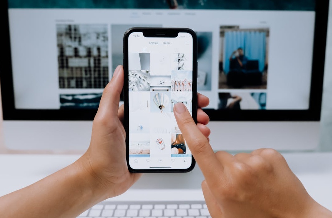 一个人在笔记本电脑上与社交媒体粉丝互动