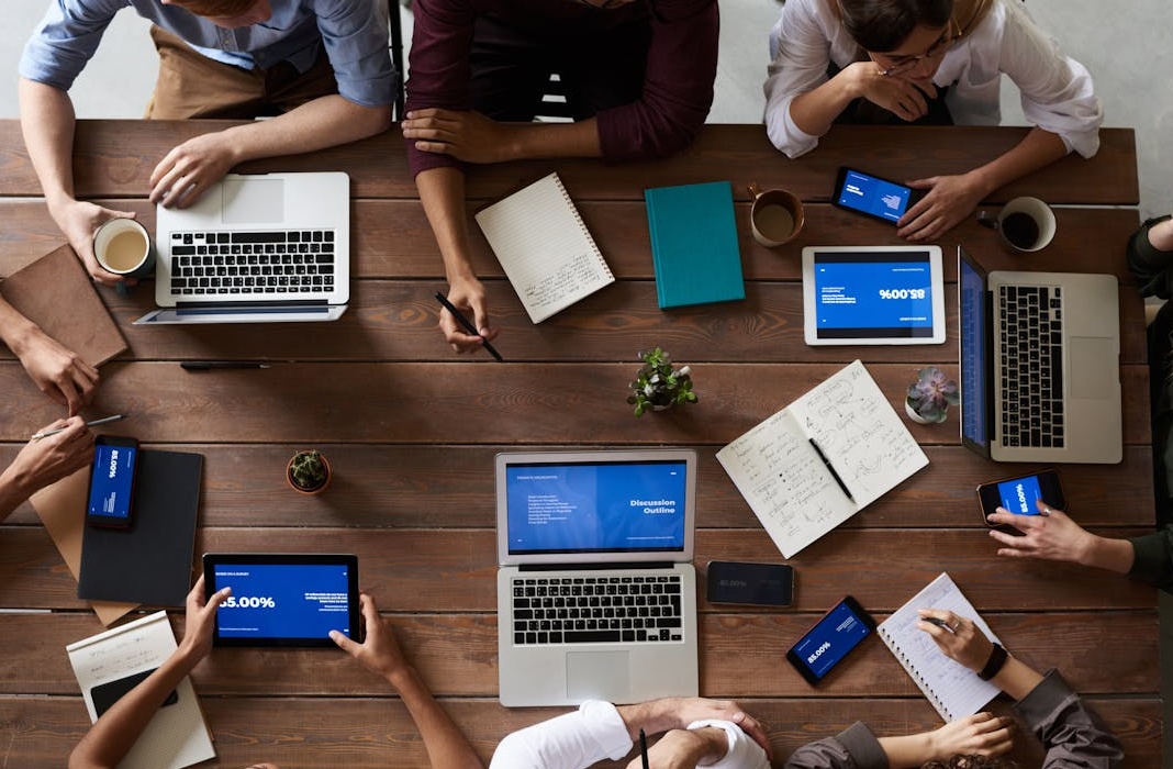 一群专业人士在会议中讨论，象征着行业权威