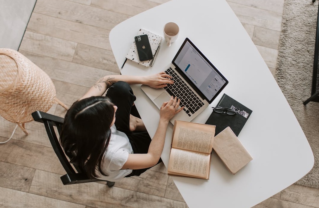 用户在手机上观看TikTok视频,体现精准内容触达