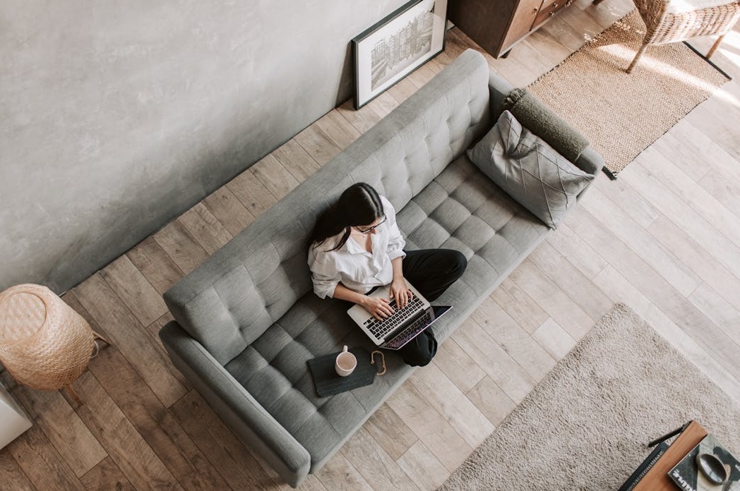 一部手机屏幕上展示着高播放量的Facebook视频，体现了社交证明的力量