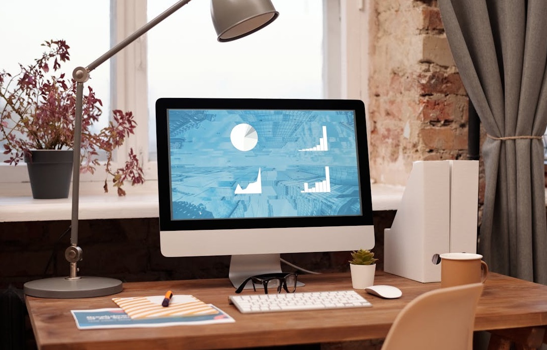 设计师正在为脸书帖子创作引人注目的视觉内容