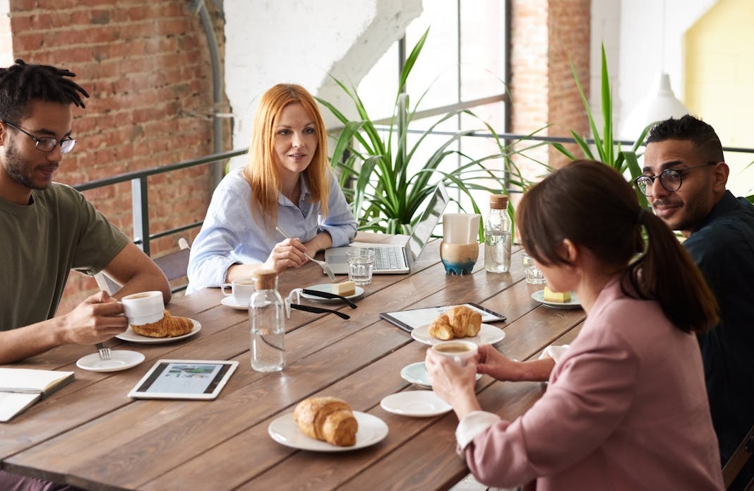 人们在讨论和合作