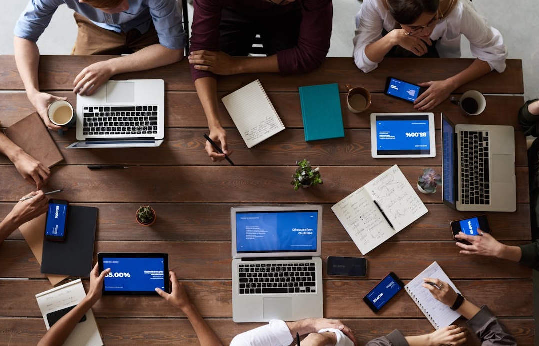 2025年Facebook数据分析仪表盘,展示用户浏览量和互动增长