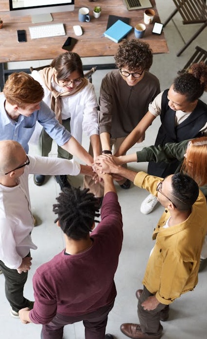 品牌与网红进行合作洽谈,共同策划营销活动以刷脸书浏览量