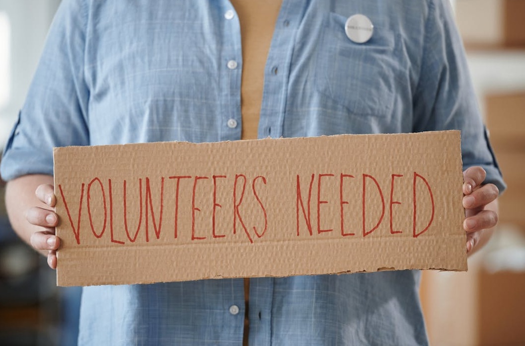 用户在手机上使用Twitter进行互动和点赞