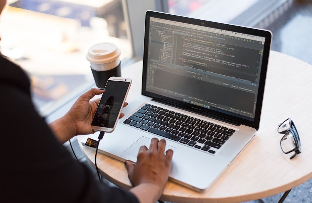 结合多种数字营销策略实现YouTube成功的示意图