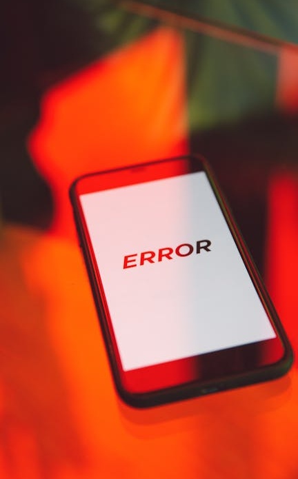 团队成员围坐在一起讨论策略，桌上摆放着图表和笔记本电脑，展现出协同工作的场景