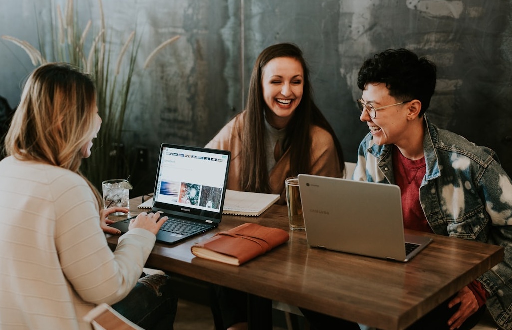 内容创作者专注地分析YouTube直播数据报告，屏幕上显示着各种图表和数据曲线