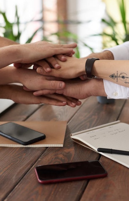 团队成员在讨论社交媒体策略