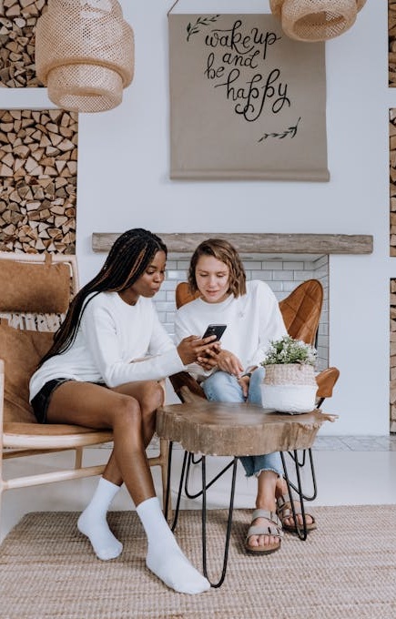 两位TikTok创作者正在合作拍摄一个有趣的视频