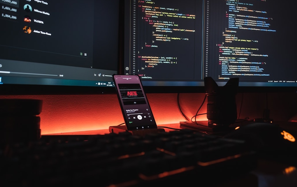 一名专业人士正在浏览LinkedIn个人资料页面，屏幕上展示了个人简介、教育背景和工作经历等信息，背景是现代办公室环境，寓意着专业的线上形象和数字足迹。