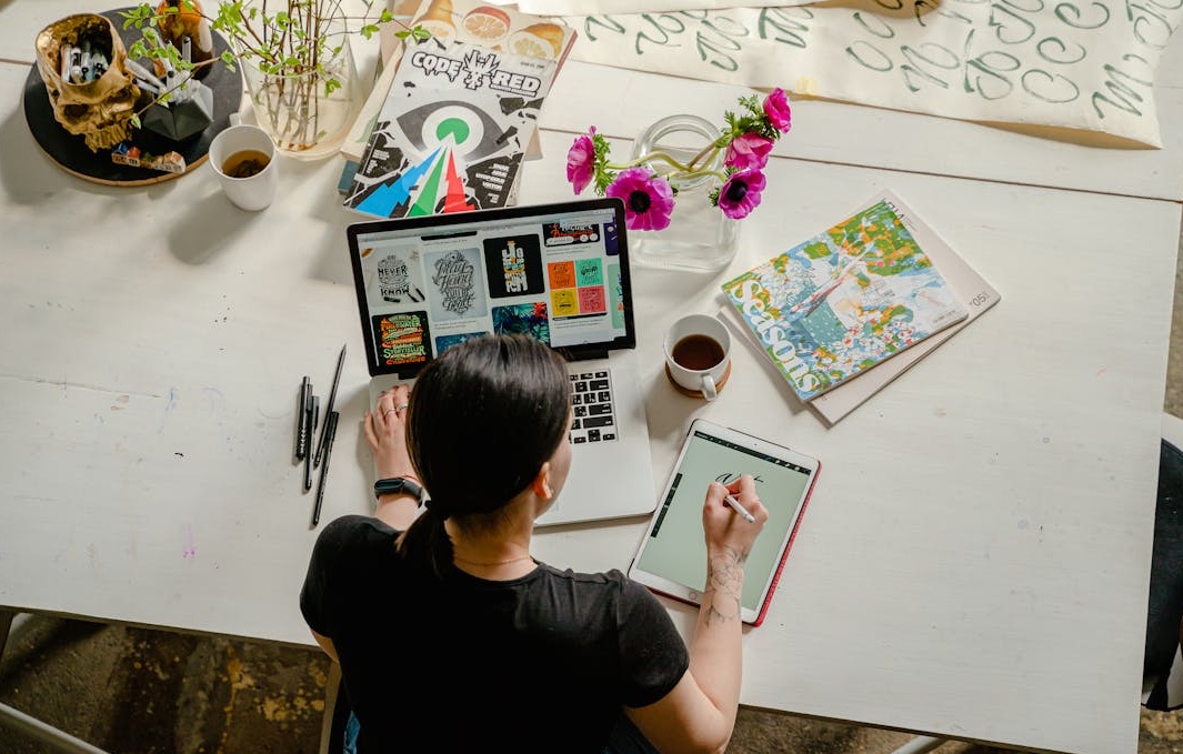 营销人员在电脑上分析脸书专页的粉丝数据和增长情况