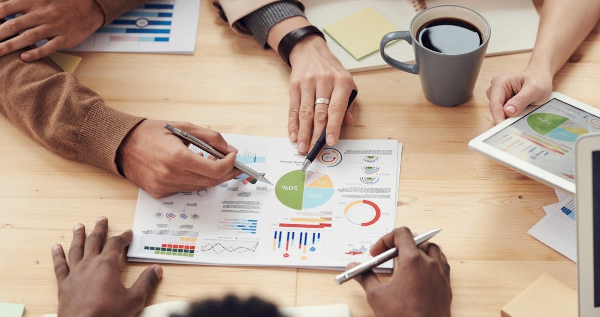 团队在白板上规划TikTok增长战略