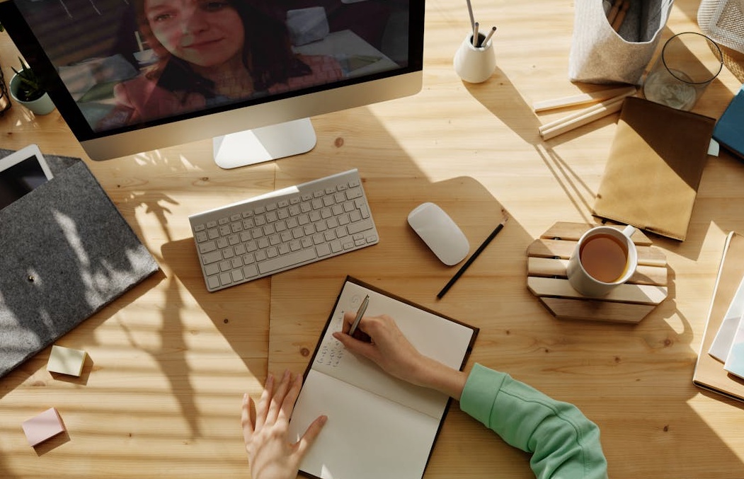 2025年在手机上浏览推特（X平台）的现代用户