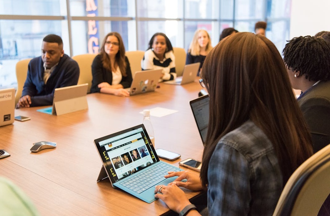 团队正在协作制定高效的社交媒体营销策略