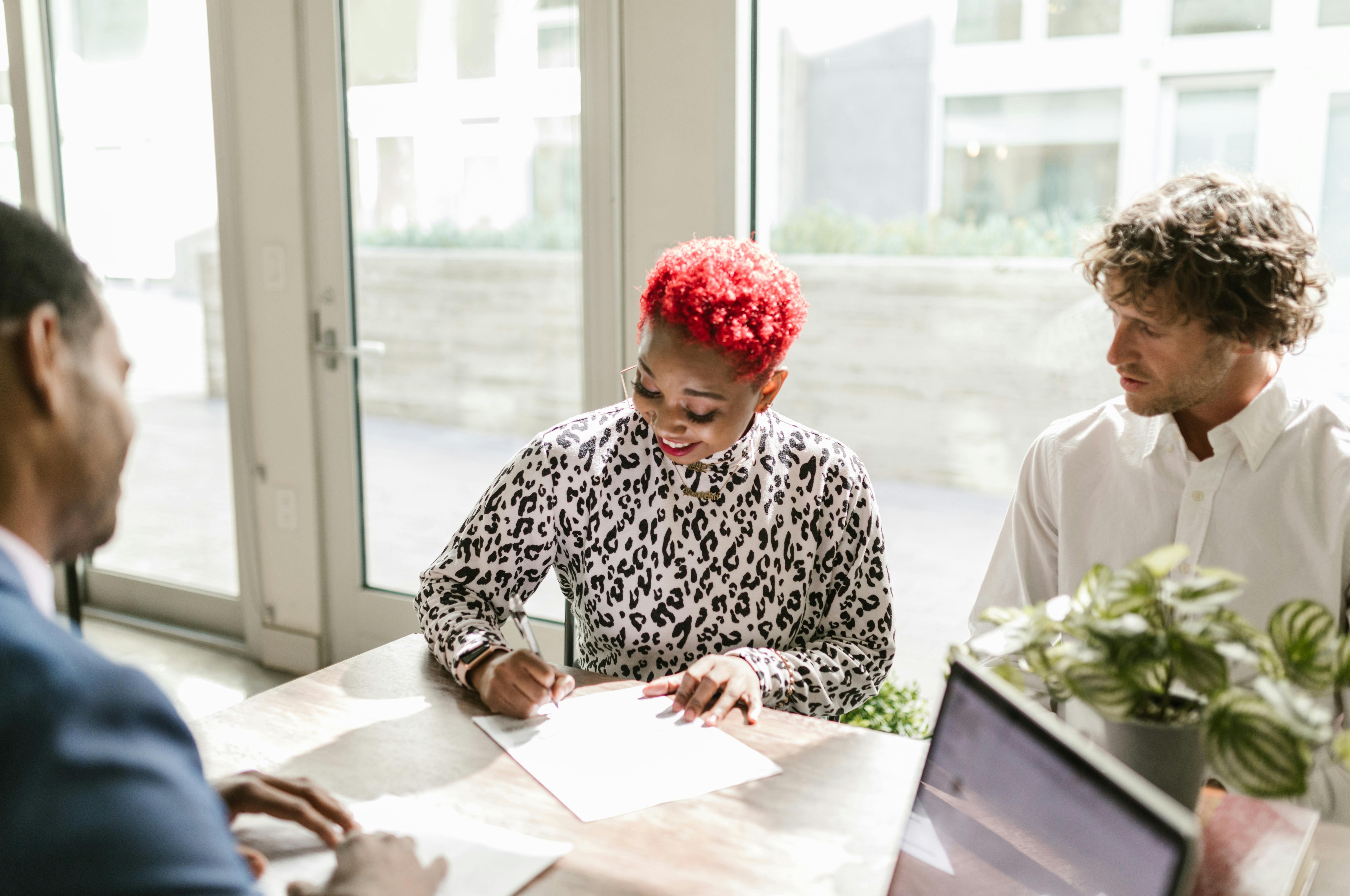 成功的电商小企业主在工作
