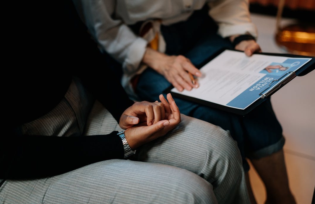 人们在咖啡馆里使用手机浏览社交媒体，体现了社会认同感的影响力