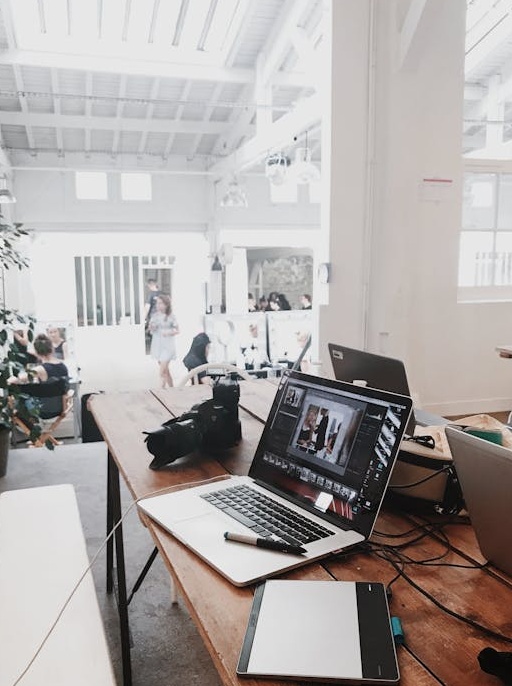 一部手机屏幕上显示着Instagram应用和不断增长的点赞通知