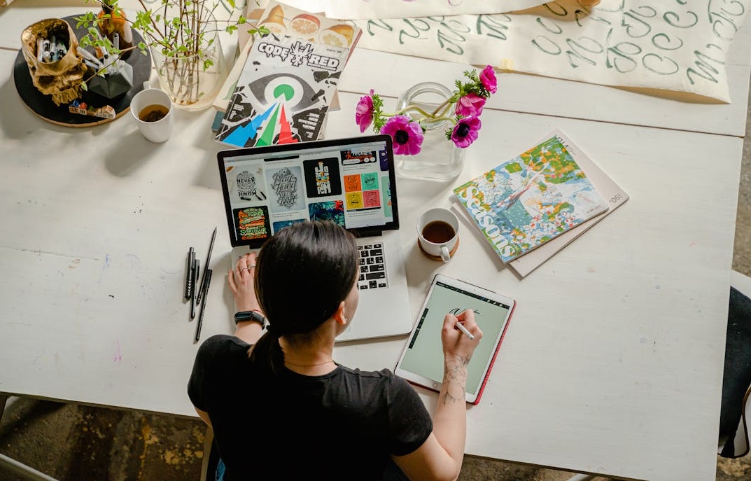 一个带有安全锁和认证标志的电脑屏幕，代表选择安全可靠的平台