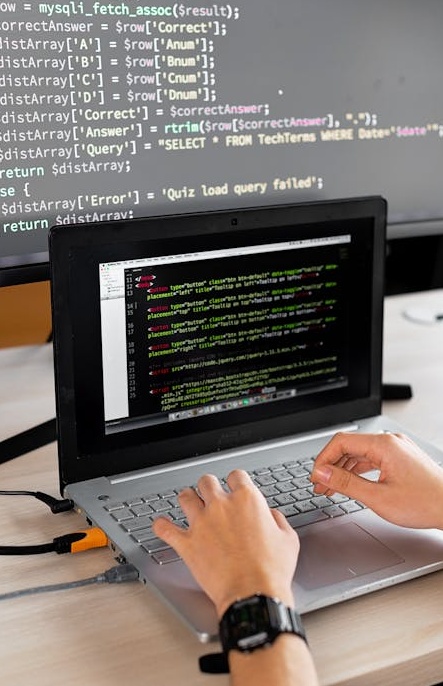 内容创作者专注于视频剪辑,将推广时间通过买油管粉丝策略节省下来