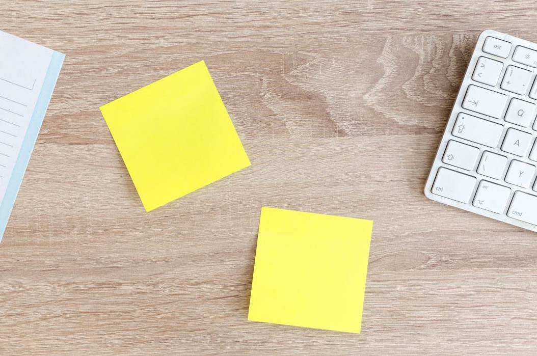 一枚火箭正在发射升空,象征着通过买油管粉丝策略加速频道成长